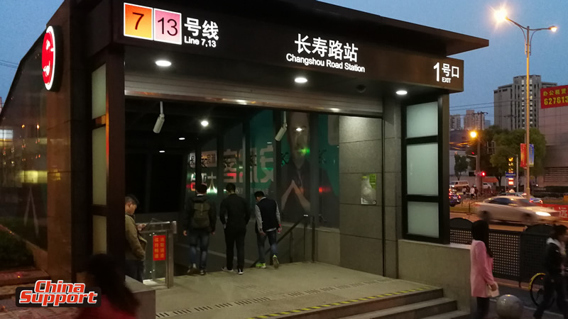 上海の地下鉄でエスカレータの歩行禁止