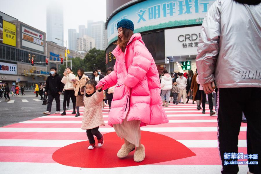 婦女節に登場、ピンクの横断歩道