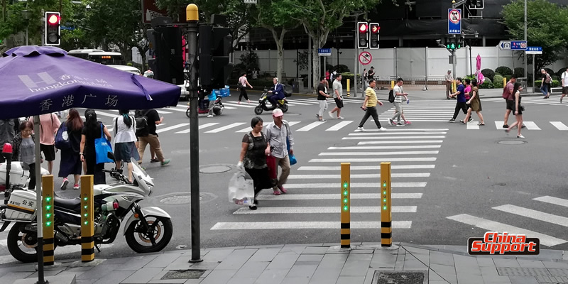 上海で信号無視すると警告メッセージが流れる（歩行者）